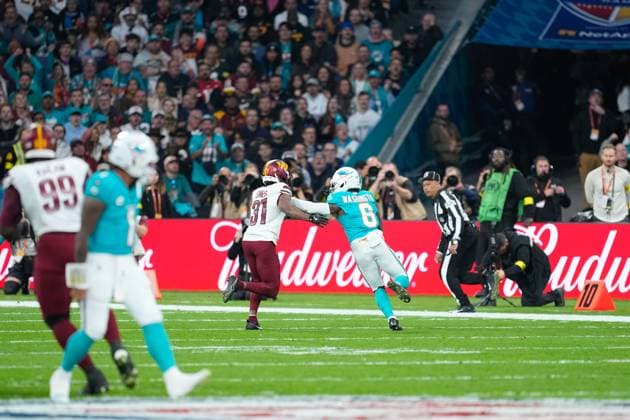 November 16, 2025, Madrid, Madrid, Spain: Malik Washington of the Miami Dolphins and Jonathan Jones of the Washington Commanders compete for the ball during the National Football League NFL, American Football Herren, USA 2025 Madrid Game, match played between Miami Dolphins and Washington Commanders at Bernabeu stadium on November 16, 2025, in Madrid, Spain. Madrid Spain - ZUMAa181 20251116_zaa_a181_061 Copyright: xOscarxJ.xBarrosox
