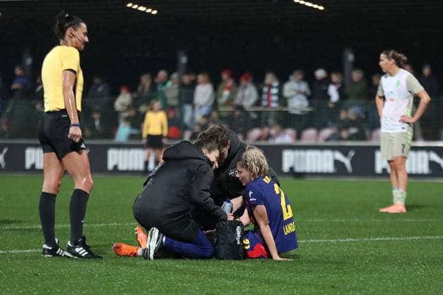 DFB Pokal Frauen RB Leipzig SV Werder Bremen 16 11 2025 Julia Landenberger 21, RB Leipzig sits on the ground and needs repeated treatment Football, DFB Pokal Frauen, Saison 2025 2026, Achtelfinale RB Leipzig vs SV Werder Bremen am 16 11 2025, Trainingszentrum Cottaweg, Leipzig DFB REGULATIONS PROHIBIT ANY USE OF PHOTOGRAPHS AS IMAGE SEQUENCES AND OR QUASI VIDEO Copyright: xBEAUTIFULxSPORTS JanxKaeferx