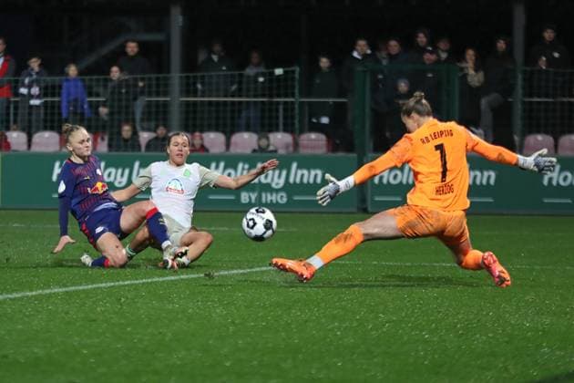DFB Pokal Women RB Leipzig SV Werder Bremen 16 11 2025 Goal shot by Larissa Mühlhaus 7, Werder Bremen vs Victoria Krug 20, RB Leipzig and goalkeeper Elvira Herzog 1, RB Leipzig Football, DFB Pokal Women, Season 2025 2026, Round of 16 RB Leipzig vs SV Werder Bremen on 16 11 2025, Training Center Cottaweg, Leipzig DFB REGULATIONS PROHIBIT ANY USE OF PHOTOGRAPHS AS IMAGE SEQUENCES AND OR QUASI VIDEO Copyright: xBEAUTIFULxSPORTS JanxKaeferx