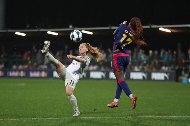 DFB Pokal Frauen RB Leipzig SV Werder Bremen 16 11 2025 Ricarda Walkling 13, Werder Bremen vs Delice Boboy 17, RB Leipzig Fußball, DFB Pokal Frauen, Saison 2025 2026, Achtelfinale RB Leipzig vs SV Werder Bremen am 16 11 2025, Trainingszentrum Cottaweg, Leipzig DFB REGULATIONS PROHIBIT ANY USE OF PHOTOGRAPHS AS IMAGE SEQUENCES AND OR QUASI VIDEO Copyright: xBEAUTIFULxSPORTS JanxKaeferx