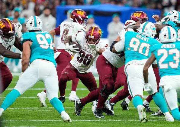 November 16, 2025, Madrid, Madrid, Spain: Chris Rodriguez Jr. of the Washington Commanders runs with the ball during the National Football League NFL, American Football Herren, USA 2025 Madrid Game, match played between Miami Dolphins and Washington Commanders at Bernabeu stadium on November 16, 2025, in Madrid, Spain. Madrid Spain - ZUMAa181 20251116_zaa_a181_064 Copyright: xOscarxJ.xBarrosox