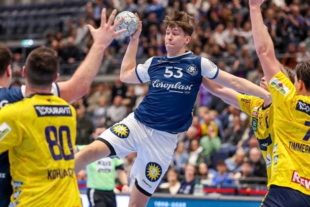 16 11 2025, Handball, HBL, Bergischer HC Rhein Neckar Löwen, Mitsubishi Electric HALLE Düsseldorf Soeren Steinhaus BHC 53 in a duel against Robert Timmermeister Rhein Neckar Löwen 07 Jannik Kohlbacher Rhein Neckar Löwen 80 North Rhine-Westphalia Germany
