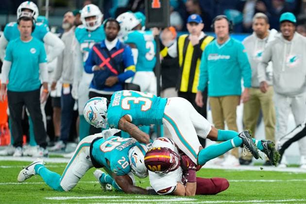 November 16, 2025, Madrid, Madrid, Spain: Juju Brents and Jordyn Brooks of the Miami Dolphins and Zach Ertz of the Washington Commanders compete for the ball during the National Football League NFL, American Football Herren, USA 2025 Madrid Game, match played between Miami Dolphins and Washington Commanders at Bernabeu stadium on November 16, 2025, in Madrid, Spain. Madrid Spain - ZUMAa181 20251116_zaa_a181_065 Copyright: xOscarxJ.xBarrosox