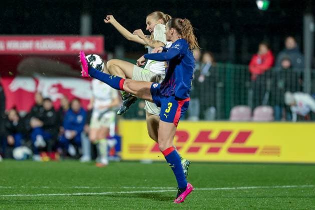 from left Emöke Papai SV Werder Bremen, 16 and Andrea Norheim RB Leipzig, 3 in a duel, dynamic, action, action, game scene, THE DFB REGULATIONS PROHIBIT ANY USE OF PHOTOGRAPHS AS IMAGE SEQUENCES AND OR QUASI VIDEO , 16 11 2025, Leipzig Germany , Football, DFB Pokal Women, RB Leipzig SV Werder Bremen xobx