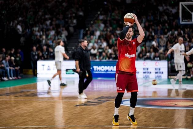 BBL Cup Vet Concept Gladiators Trier FC Bayern Munich 16 11 2025 Andreas Andi Obst FC Bayern Munich, 13 in the warm-up in the throw BBL Cup Vet Concept Gladiators Trier FC Bayern Munich Trier, SWT Arena, 16 11 2025 Copyright: xBEAUTIFULxSPORTS Wunderlx