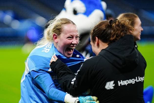 Larissa Haidner Hamburger SV, 33 cheers after victory end of match GER, Hamburger SV vs Bayer 04 Leverkusen, Women, Football, DFB Cup, Round of 16, 2025 2026 season, 16 11 2025 GER, Hamburger SV vs Bayer 04 Leverkusen, Women, Football, DFB Cup, Round of 16, 2025 2026 season, 16 11 2025 Hamburg Copyright: xEibner-Pressefoto MarcelxvonxFehrnx EP_MFN