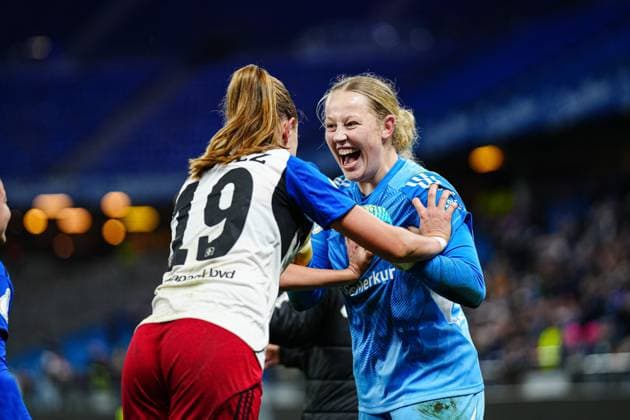 Victoria Schulz Hamburger SV, 19 and Larissa Haidner Hamburger SV, 33 cheers after victory End of match GER, Hamburger SV vs Bayer 04 Leverkusen, Women, Football, DFB Pokal, Round of 16, 2025 2026 season, 16 11 2025 GER, Hamburger SV vs Bayer 04 Leverkusen, Women, Football, DFB Pokal, Round of 16, 2025 2026 season, 16 11 2025 Hamburg Copyright: xEibner-Pressefoto MarcelxvonxFehrnx EP_MFN