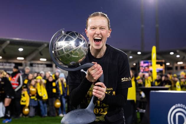 251116 Häckens Emma Östlund with Crown Princess Viktorias trophy after the football match in Damallsvenskan between Häcken and Pitea on November 16, 2025 in Gothenburg  Copyright: MICHAELxERICHSEN BB251116MI054