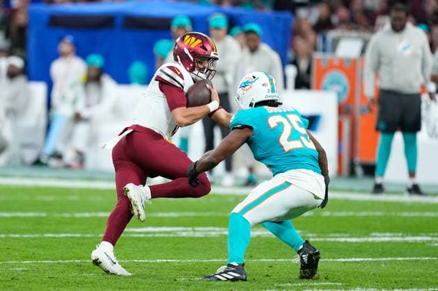 November 16, 2025, Madrid, Madrid, Spain: Marcus Mariota of the Washington Commanders and Tyrel Dodson of the Miami Dolphins compete for the ball during the National Football League NFL, American Football Herren, USA 2025 Madrid Game, match played between Miami Dolphins and Washington Commanders at Bernabeu stadium on November 16, 2025, in Madrid, Spain. Madrid Spain - ZUMAa181 20251116_zaa_a181_069 Copyright: xOscarxJ.xBarrosox