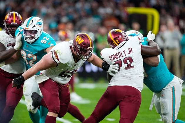 November 16, 2025, Madrid, Madrid, Spain: Tyler Biadasz of the Washington Commanders in action during the National Football League NFL, American Football Herren, USA 2025 Madrid Game, match played between Miami Dolphins and Washington Commanders at Bernabeu stadium on November 16, 2025, in Madrid, Spain. Madrid Spain - ZUMAa181 20251116_zaa_a181_071 Copyright: xOscarxJ.xBarrosox