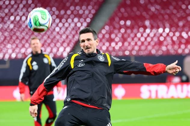 Germany Slovakia Training Leipzig, 16 11 2025, Matchday 1, Red Bull Arena, Final training, before the World Cup Qualifier BR Germany vs Slovakia on 17 11 2025 , In the picture Athletic Trainer Nicklas Dietrich Germany , Picture Point