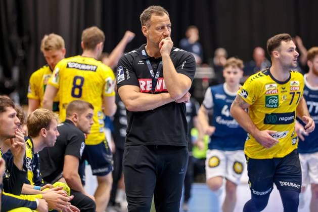 16 11 2025, Handball, HBL, Bergischer HC Rhein Neckar Löwen, Mitsubishi Electric HALLE Düsseldorf Head coach Maik Machulla Rhein Neckar Löwen hc dissatisfied gesticulating North Rhine-Westphalia Germany