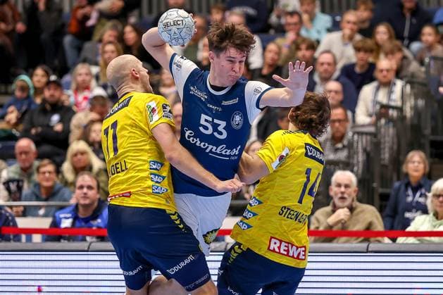 16 11 2025, Handball, HBL, Bergischer HC Rhein Neckar Löwen, Mitsubishi Electric HALLE Düsseldorf Soeren Steinhaus BHC 53 asserts himself against Lukas Sandell Rhein Neckar Löwen 11 and Gino Steenaerts Rhein Neckar Löwen 14 and throws at the goal of goalkeeper Mike Jensen Rhein Neckar Löwen 20 North Rhine-Westphalia Germany