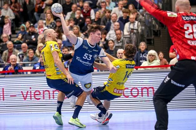 16 11 2025, Handball, HBL, Bergischer HC Rhein Neckar Löwen, Mitsubishi Electric HALLE Düsseldorf Soeren Steinhaus BHC 53 asserts himself against Lukas Sandell Rhein Neckar Löwen 11 and Gino Steenaerts Rhein Neckar Löwen 14 and throws at the goal of goalkeeper Mike Jensen Rhein Neckar Löwen 20 North Rhine-Westphalia Germany