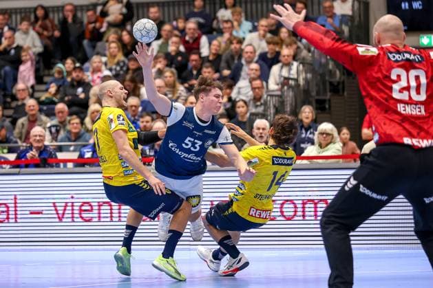 16 11 2025, Handball, HBL, Bergischer HC Rhein Neckar Löwen, Mitsubishi Electric HALLE Düsseldorf Soeren Steinhaus BHC 53 asserts himself against Lukas Sandell Rhein Neckar Löwen 11 and Gino Steenaerts Rhein Neckar Löwen 14 and throws at the goal of goalkeeper Mike Jensen Rhein Neckar Löwen 20 North Rhine-Westphalia Germany