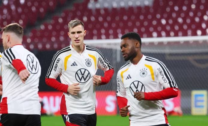 Germany Slovakia Training Leipzig, 16 11 2025, Matchday 1, Red Bull Arena, Final training, before the World Cup Qualifier BR Germany vs Slovakia on 17 11 2025 , In the picture Nico Schlotterbeck 15, DEU and Ridle Baku 23, DEU , Picture Point