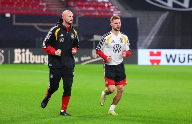 Germany Slovakia Training Leipzig, 16 11 2025, Matchday 1, Red Bull Arena, Final training, before the World Cup Qualifier BR Germany vs Slovakia on 17 11 2025 , In the picture from l rehab coach Krunoslav Banovcic DEU and Joshua Kimmich 6, DEU , Picture Point