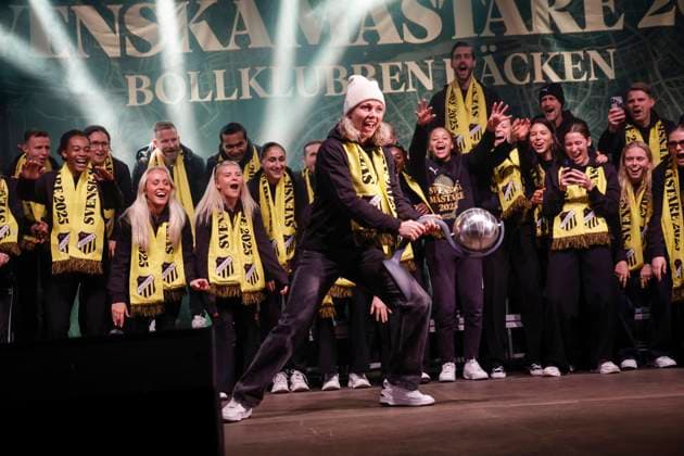 GOTHENBURG, SWEDEN 20251116 Häcken s Jennifer Falk celebrates on stage with Crown Princess Victoria s trophy as Häcken continues its gold celebration at Kvilletorget after the season s final match in Damallsvenskan between BK Häcken FF and Pitea IF DFF at Bravida Arena GÖTEBORG SWEDEN x9200x  Copyright: xAdamxIhse TTx WOMEN S SWEDISH HURTLE CELEBRATES GOLD