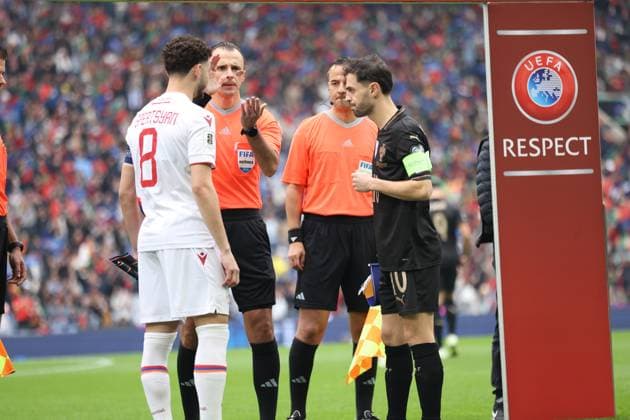 16 November 2025 FIFA World Cup, WM, Weltmeisterschaft, Fussball 2026 European Qualifiers, Round 6 Portugal vs Armenia Estadio de Dragao, Porto, Portugal 16 November 2025 FIFA World Cup 2026 European Qualifiers, Round 6 Portugal vs Armenia Estadio de Dragao, Porto, Portugal. Bruno Fernandes and Eduard Spertsyan