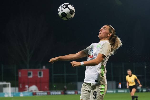 Medina Desic SV Werder Bremen Women, 09 on the ball, takes the ball, RB Leipzig Women vs SV Werder Bremen Women, Football, DFB Pokal Women, Round of 16, Season 2025 2026, 16 11 2025,¨ DFL REGULATIONS PROHIBIT ANY USE OF PHOTOGRAPHS AS IMAGE SEQUENCES AND OR QUASI VIDEO,¨ RB Leipzig Women vs SV Werder Bremen Women, Football, DFB Pokal Women, Round of 16, Season 2025 2026, 16 11 2025 Leipzig Copyright: xEibner-Pressefoto LauraxRoemerx EP_LRR