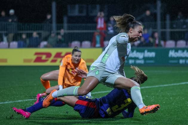 Maja Sternad SV Werder Bremen Frauen, 11 fällt im Zweikampf, Duell, Kampf mit Andrea Norheim RB Leipzig Frauen, 03 , RB Leipzig Frauen vs SV Werder Bremen Frauen, Fußball, DFB Pokal Frauen, Achtelfinale, Saison 2025 2026, 16 11 2025,¨ DFL REGULATIONS PROHIBIT ANY USE OF PHOTOGRAPHS AS IMAGE SEQUENCES AND OR QUASI VIDEO,¨ RB Leipzig Women vs SV Werder Bremen Women, Football, DFB Cup Women, Round of 16, Season 2025 2026, 16 11 2025 Leipzig Copyright: xEibner-Pressefoto LauraxRoemerx EP_LRR