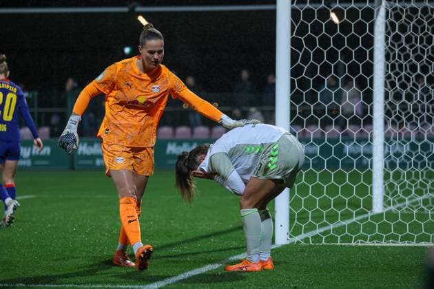 Elvira Herzog RB Leipzig Women, 01 cheers up Maja Sternad SV Werder Bremen Women, 11, RB Leipzig Women vs SV Werder Bremen Women, Football, DFB Pokal Women, Round of 16, Season 2025 2026, 16 11 2025,¨ DFL REGULATIONS PROHIBIT ANY USE OF PHOTOGRAPHS AS IMAGE SEQUENCES AND OR QUASI VIDEO,¨ RB Leipzig Women vs SV Werder Bremen Women, Football, DFB Cup Women, Round of 16, Season 2025 2026, 16 11 2025 Leipzig Copyright: xEibner-Pressefoto LauraxRoemerx EP_LRR