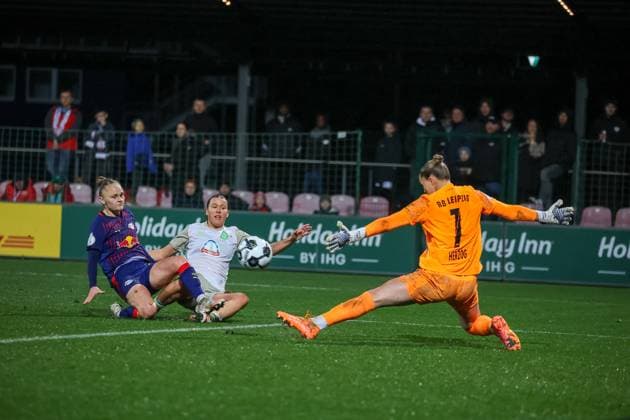 Larissa Muehlhaus SV Werder Bremen Women, 07 prevails against Nikoline Dudek RB Leipzig Women, 24, Elvira Herzog RB Leipzig Women, 01 tries to hold ball shot, RB Leipzig Women vs SV Werder Bremen Women, Football, DFB Pokal Women, Round of 16, season 2025 2026, 16 11 2025,¨ DFL REGULATIONS PROHIBIT ANY USE OF PHOTOGRAPHS AS IMAGE SEQUENCES AND OR QUASI VIDEO,¨ RB Leipzig Women vs SV Werder Bremen Women, Football, DFB Pokal Women, Round of 16, season 2025 2026, 16 11 2025 Leipzig Copyright: xEibner-Pressefoto LauraxRoemerx EP_LRR