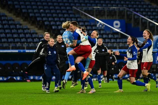 Soccer I Women I Season 2025 2026 I DFB Cup I Round of 16 I Hamburger SV Bayer 04 Leverkusen I 16 11 2025 Cheers, excitement, enthusiasm, euphoria, joy, happiness, cheerfulness at Hamburger SV Women after the win against Bayer 04 Leverkusen Hamburg Volksparkstadion Hamburg Germany Copyright: xLobeca FelixxSchlikisx