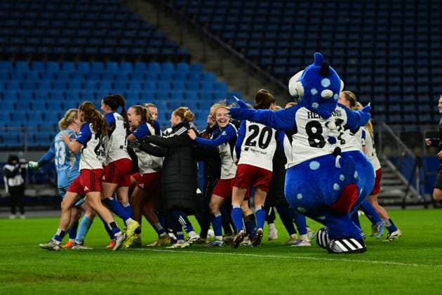 Soccer I Women I Season 2025 2026 I DFB Cup I Round of 16 I Hamburger SV Bayer 04 Leverkusen I 16 11 2025 Cheers, excitement, enthusiasm, euphoria, joy, happiness, cheerfulness at Hamburger SV Women after the win against Bayer 04 Leverkusen Hamburg Volksparkstadion Hamburg Germany Copyright: xLobeca FelixxSchlikisx