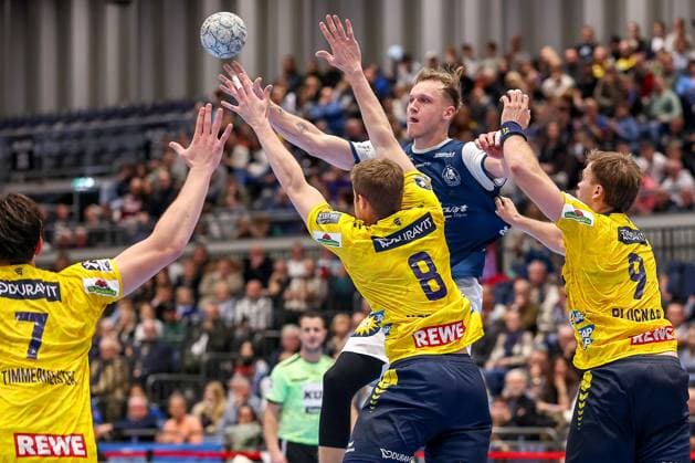 16 11 2025, Handball, HBL, Bergischer HC Rhein Neckar Löwen, Mitsubishi Electric HALLE Düsseldorf Nico Schöttle BHC 08 in a duel against Robert Timmermeister Rhein Neckar Löwen 07 Tim Nothdurft Rhein Neckar Löwen 08 Steven Plucnar Jacobsen Rhein Neckar Löwen 09 North Rhine-Westphalia Germany