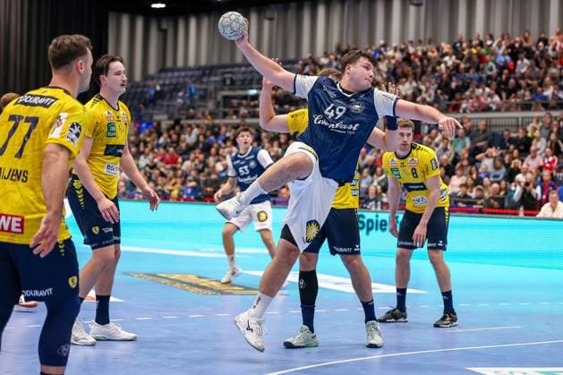 16 11 2025, Handball, HBL, Bergischer HC Rhein Neckar Löwen, Mitsubishi Electric HALLE Düsseldorf Aron Seesing BHC 49 throws the ball at the goal North Rhine-Westphalia Germany