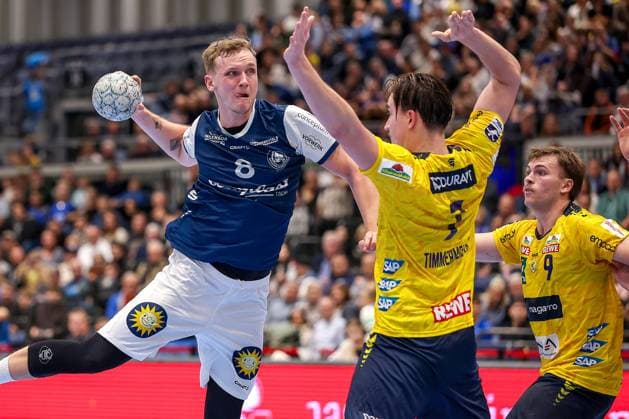 16 11 2025, Handball, HBL, Bergischer HC Rhein Neckar Löwen, Mitsubishi Electric HALLE Düsseldorf Nico Schöttle BHC 08 in a duel against Robert Timmermeister Rhein Neckar Löwen 07 North Rhine-Westphalia Germany