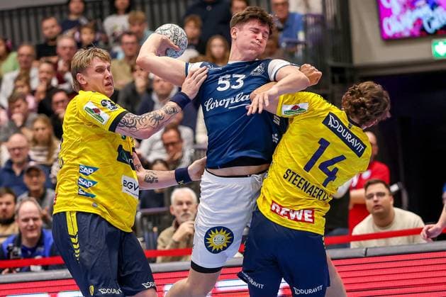 16 11 2025, Handball, HBL, Bergischer HC Rhein Neckar Löwen, Mitsubishi Electric HALLE Düsseldorf Soeren Steinhaus BHC 53 in a duel against Edwin Aspenback Rhein Neckar Löwen 78 and Gino Steenaerts Rhein Neckar Löwen 14 North Rhine-Westphalia Germany