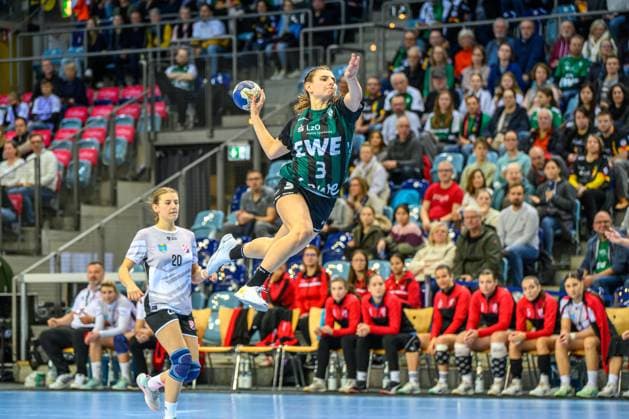Handball Women EHF European League Women Qualification Round 3 Season 2025 2026 HC Dalmatinka Ploce vs VfL Oldenburg 16 11 2025 Lana Teiken 3, VfL Oldenburg in jump, throw