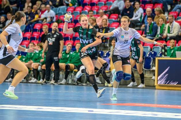 Handball Women EHF European League Women Qualification Round 3 Season 2025 2026 HC Dalmatinka Ploce vs VfL Oldenburg 16 11 2025 Laurentia Wolff 24, VfL Oldenburg in duel, duel with Ema Barbir 20, HC Dalmatinka Ploce
