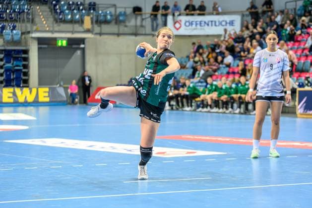 Handball Women EHF European League Women Qualification Round 3 Season 2025 2026 HC Dalmatinka Ploce vs VfL Oldenburg 16 11 2025 Laurentia Wolff 24, VfL Oldenburg at seven meters, 7 meters