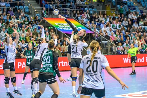 Handball Women EHF European League Women Qualification Round 3 Season 2025 2026 HC Dalmatinka Ploce vs VfL Oldenburg 16 11 2025 Lotta Röpcke 22, VfL Oldenburg in throw, duel