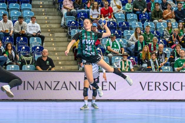 Handball Women EHF European League Women Qualification Round 3 Season 2025 2026 HC Dalmatinka Ploce vs VfL Oldenburg 16 11 2025 Pam Korsten 26, VfL Oldenburg in jump, throw