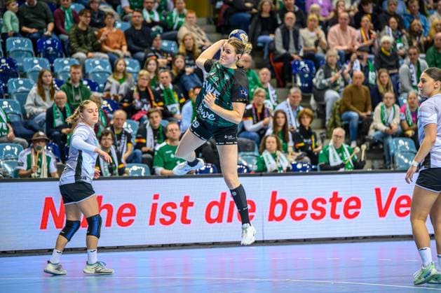 Handball Women EHF European League Women Qualification Round 3 Season 2025 2026 HC Dalmatinka Ploce vs VfL Oldenburg 16 11 2025 Paulina Golla 29, VfL Oldenburg in jump, throw