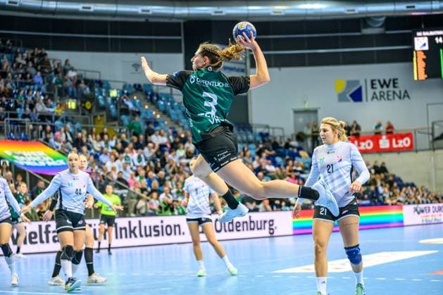 Handball Women EHF European League Women Qualification Round 3 Season 2025 2026 HC Dalmatinka Ploce vs VfL Oldenburg 16 11 2025 Lana Teiken 3, VfL Oldenburg in jump, throw