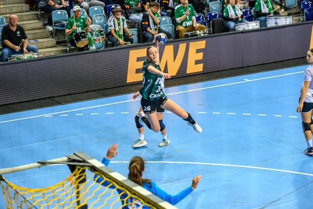 Handball Women EHF European League Women Qualification Round 3 Season 2025 2026 HC Dalmatinka Ploce vs VfL Oldenburg 16 11 2025 Pam Korsten 26, VfL Oldenburg in jump, throw