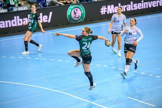Handball Women EHF European League Women Qualification Round 3 Season 2025 2026 HC Dalmatinka Ploce vs VfL Oldenburg 16 11 2025 Laurentia Wolff 24, VfL Oldenburg in jump, throw