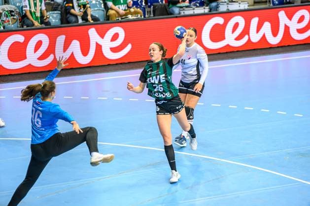 Handball Women EHF European League Women Qualification Round 3 Season 2025 2026 HC Dalmatinka Ploce vs VfL Oldenburg 16 11 2025 Pam Korsten 26, VfL Oldenburg in jump, throw