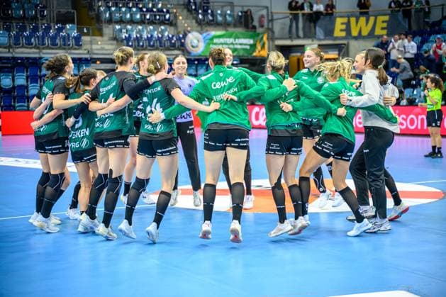 Handball Women EHF European League Women Qualification Round 3 Season 2025 2026 HC Dalmatinka Ploce vs VfL Oldenburg 16 11 2025 Happy about the victory, the VfL Oldenburg team