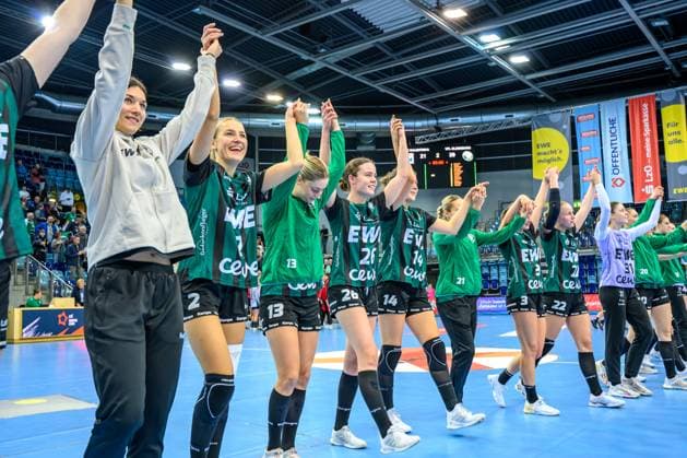 Handball Women EHF European League Women Qualification Round 3 Season 2025 2026 HC Dalmatinka Ploce vs VfL Oldenburg 16 11 2025 Happy about the victory, the VfL Oldenburg team