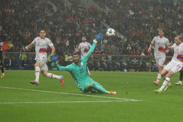 16 November 2025 FIFA World Cup, WM, Weltmeisterschaft, Fussball 2026 European Qualifiers, Round 6 Portugal vs Armenia Estadio de Dragao, Porto, Portugal 16 November 2025 FIFA World Cup 2026 European Qualifiers, Round 6 Portugal vs Armenia Estadio de Dragao, Porto, Portugal. Save from Henri Avagyan
