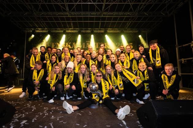 251116 Häckens players cheer during Häckens gold celebration after the Swedish Championship gold in Damallsvenskan on November 16, 2025 in Gothenburg  Copyright: MATHIASxBERGELD BB251116MB080