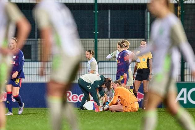 16 11 2025, GER, Womens soccer, DFB Cup, Round of 16, 2025 2026, RB Leipzig SV Werder Bremen Elvira Herzog 1, RB Leipzig , injured on the ground Leipzig training center of the Red Bull Saxony Germany