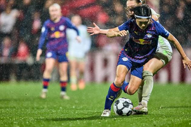 16 11 2025, GER, womens soccer, DFB Cup, round of 16, 2025 2026, RB Leipzig SV Werder Bremen Mai Kadowaki 15, RB Leipzig , action, with ball, duel for ball Leipzig training center of the Red Bull Saxony Germany