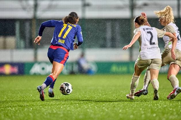 16 11 2025, GER, Womens soccer, DFB Cup, Round of 16, 2025 2026, RB Leipzig SV Werder Bremen Lisa Baum 11, RB Leipzig , back view, with ball, passing the opponents Leipzig Training Center of the Red Bull Saxony Germany